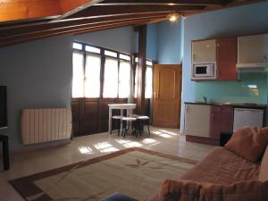 A kitchen or kitchenette at Apartamentos Las Rosas