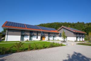 um edifício com painéis solares no telhado em Leo Apartments Miesbach em Miesbach