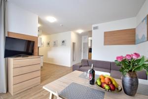 Televízia a/alebo spoločenská miestnosť v ubytovaní Apartamenty Onyx SeaView by Rent like home