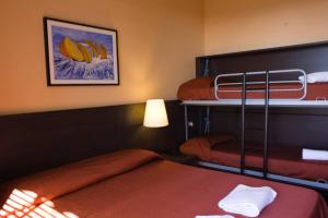 een kamer met 2 stapelbedden en een bananenfoto bij Hotel Palace in Varazze