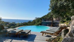 Peldbaseins naktsmītnē Superbe villa avec piscine chauffée et vue mer à Palombaggia vai tās tuvumā