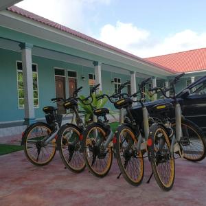 een groep fietsen geparkeerd voor een gebouw bij D'EMBUN INAP DESA BESUT in Kampung Raja