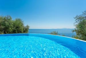 The swimming pool at or close to Villa Petros