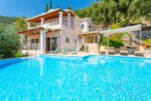 The swimming pool at or close to Villa Petros