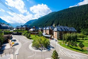 una vista aérea de una ciudad con una montaña en My City Home - Baqueira Beret Aparthotel en Naut Aran