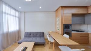 eine Küche und ein Esszimmer mit Tisch und Stühlen in der Unterkunft Batumi Studio 1 in Batumi