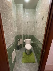 エカテリンブルクにあるАльянс Радищева 33 Гринвичの緑のタイル張りの壁、トイレ付きのバスルーム