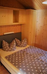 
Ein Bett oder Betten in einem Zimmer der Unterkunft Heide-Camp Colbitz
