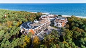 an aerial view of a building next to the ocean at Hotel Dom Zdrojowy Prywatny Apartament 359 Lazurowa Gondola in Jastarnia