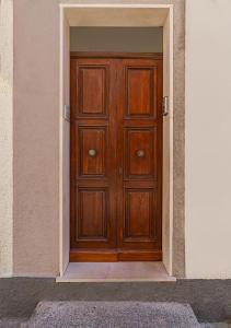 a wooden door in the middle of a building at Murphy Holiday Home - Residenza del centro in La Maddalena