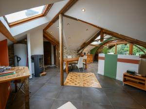 une maison mansardée avec un salon et une salle à manger dans l'établissement Gîte de l'Arche - gitesdesbalcons-com, à Panossas