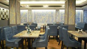 Zip By Spree Hotels Surabi International Vellore tesisinde bir restoran veya yemek mekanı