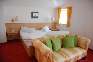 Postel nebo postele na pokoji v ubytování Hotel Quellenhof