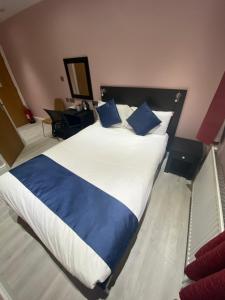 Postel nebo postele na pokoji v ubytování Ville Hotel