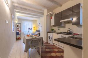 A kitchen or kitchenette at Universita e Centro Storico Mascarella Apartment