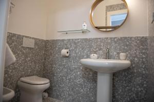 A bathroom at U'Panare