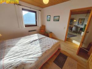 ein Schlafzimmer mit einem großen Bett in einem Zimmer in der Unterkunft Ferienwohnung Montania by FiS - Fun in Styria in Tauplitz