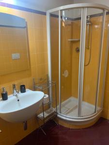 uma casa de banho com um lavatório e um chuveiro em Residenza Via Dante em Gubbio