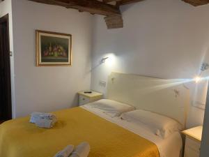 a bedroom with a yellow bed in a room at Residenza Via Dante in Gubbio