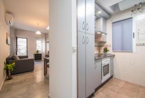 an open kitchen and living room in a apartment at Apartamentos Granata in Granada