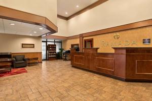 una hall di una biblioteca con un tribunale di Ramada by Wyndham Fredericton a Fredericton