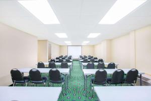 Konferenční prostory v ubytování Ramada by Wyndham Angola/Fremont Area