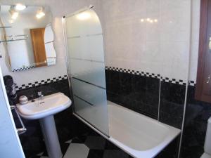 A bathroom at Apartamentos Las Rosas Még 27 kép