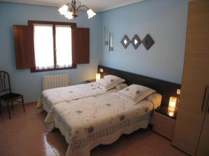 A bed or beds in a room at Apartamentos Las Rosas