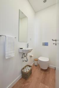 bagno con lavandino, servizi igienici e specchio di Deluxe Apt at Amazing Prime Location, By TimeCooler a Lisbona
