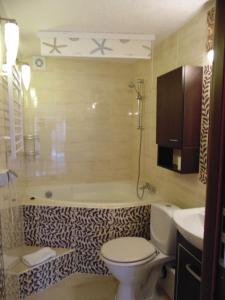 斯維諾烏伊希切的住宿－Apartament "Cudowna Wyspa"，一间带卫生间和浴缸的浴室