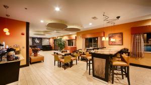 un vestíbulo con un restaurante con mesas y sillas en Best Western Plus Whitewater Inn en Harrison
