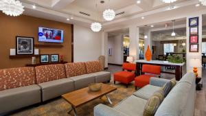 Zona de lounge sau bar la Best Western Plus Spring Inn & Suites