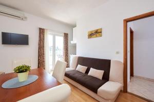 Televízia a/alebo spoločenská miestnosť v ubytovaní Apartment in Seget Vranjica with sea view, balcony, air conditioning, WiFi 5052-3