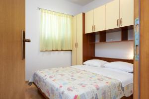 Posteľ alebo postele v izbe v ubytovaní Apartment in Seget Vranjica with sea view, balcony, air conditioning, WiFi 5052-3