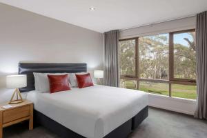 Letto o letti in una camera di Club Wyndham Dinner Plain, Trademark Collection by Wyndham