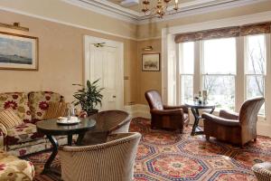 - un salon avec des chaises, un canapé et une table dans l'établissement B/W Plus Buxton Lee Wood Hotel, à Buxton
