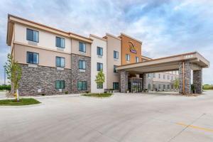 Sleep Inn & Suites West Des Moines near Jordan Creek في ويست دي موينز: تقديم فندق بموقف