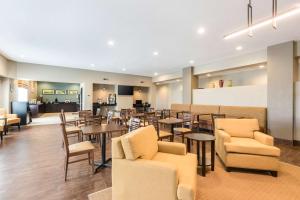 Khu vực lounge/bar tại Sleep Inn & Suites West Des Moines near Jordan Creek