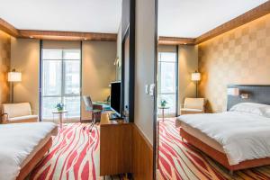 Кровать или кровати в номере Radisson Blu Hotel, Dubai Media City