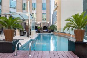 בריכת השחייה שנמצאת ב-Radisson Blu Hotel, Dubai Media City או באזור