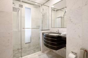 A bathroom at Radisson Blu Hotel, Dubai Media City