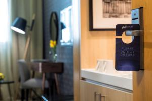 Μια τηλεόραση ή/και κέντρο ψυχαγωγίας στο Radisson Blu Hotel, Beirut Verdun