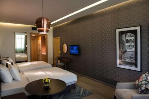 Μια τηλεόραση ή/και κέντρο ψυχαγωγίας στο Radisson Blu Hotel, Beirut Verdun