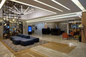 - un hall avec un canapé, une table et des chaises dans l'établissement Radisson Blu Hotel, Beirut Verdun, à Beyrouth