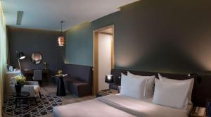 Ένα ή περισσότερα κρεβάτια σε δωμάτιο στο Radisson Blu Hotel, Beirut Verdun