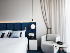 Hotel Chadstone Melbourne MGallery Collection客房内的一张或多张床位