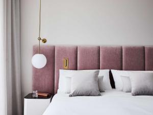 Hotel Chadstone Melbourne MGallery Collection客房内的一张或多张床位
