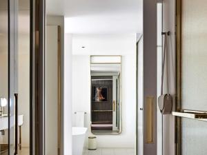 Hotel Chadstone Melbourne MGallery Collection的一间浴室