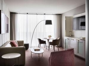 Hotel Chadstone Melbourne MGallery Collection的厨房或小厨房
