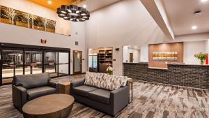 una hall con divano e tavolo di The Forge Hotel BW Signature Collection ad Anaconda